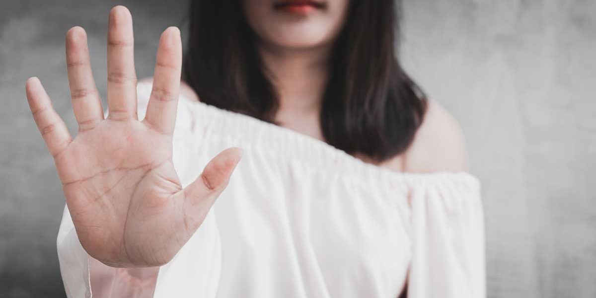 Rus ayolining qichqiriq va konvulsiyalar bilan orgazmi